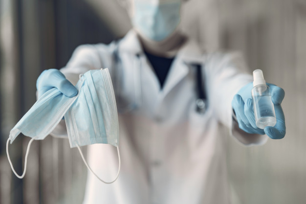doctor sostenga antiseptico mascaras su mano 1157 31550 Destrucción de documentación