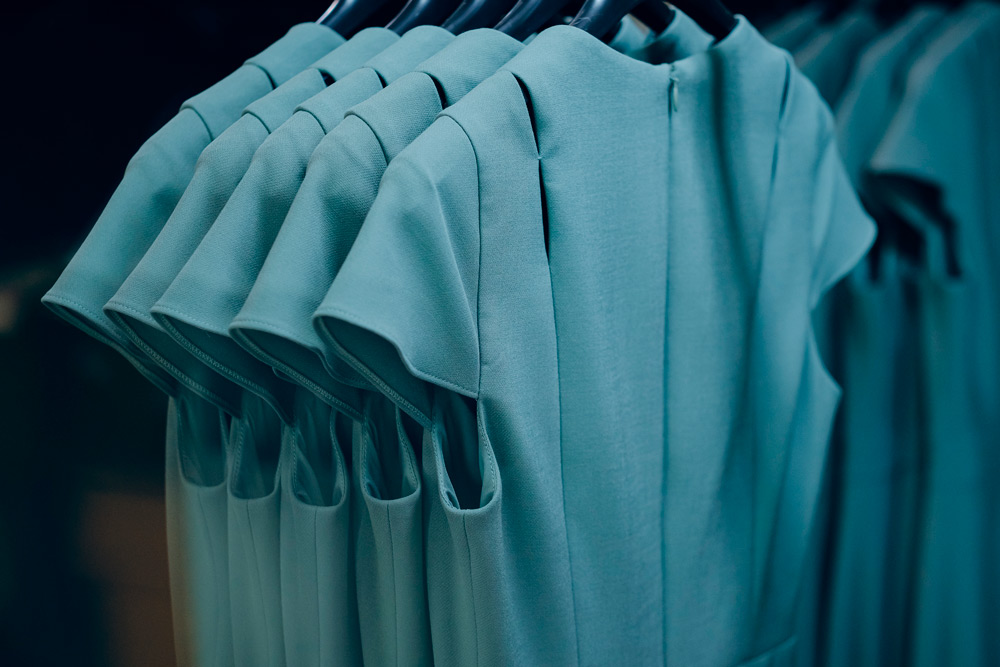 La destrucción de ropa con certificado garantiza que tus uniformes no se reutilizan de forma indebida y refuerza la seguridad e imagen responsable de tu empresa.