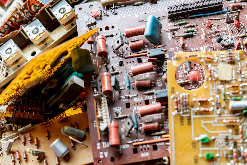 Guía práctica para organizar internamente la destrucción de RAEE: inventario, campañas de retirada y trazabilidad con certificado de destrucción.